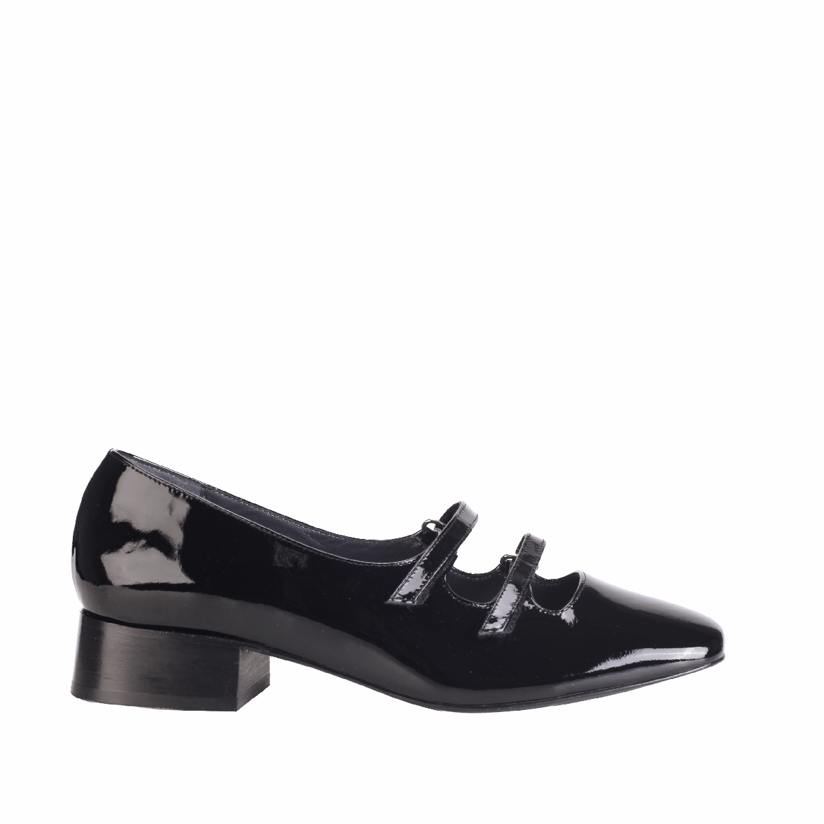  Nicole Saldaña Isabel black shoes woman