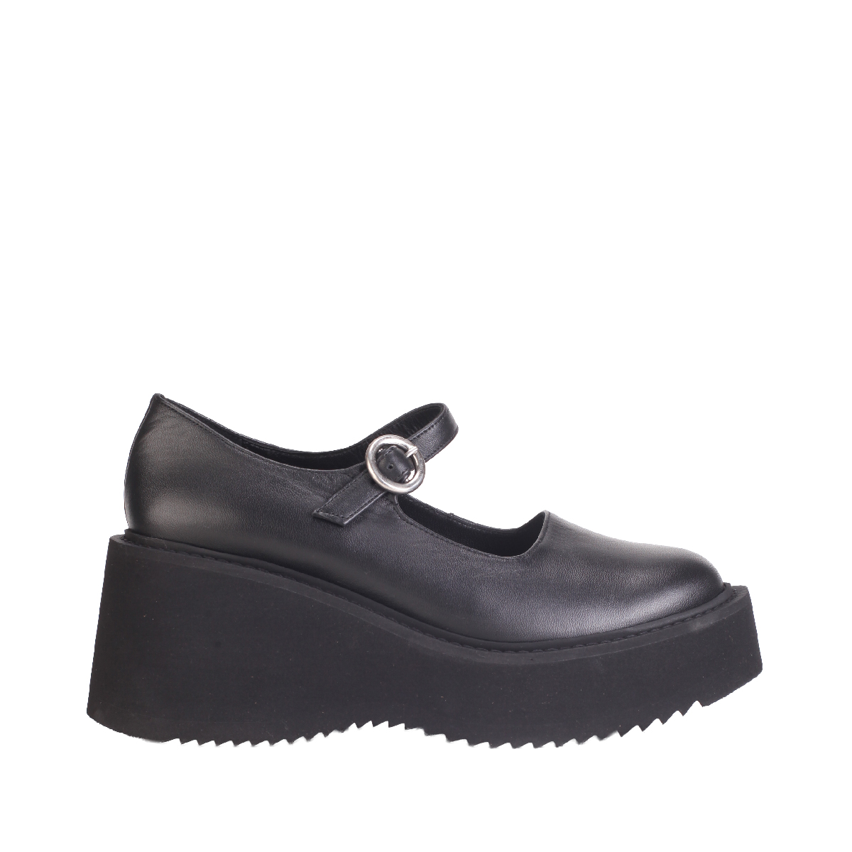 Nicole Saldaña Nina black pump woman