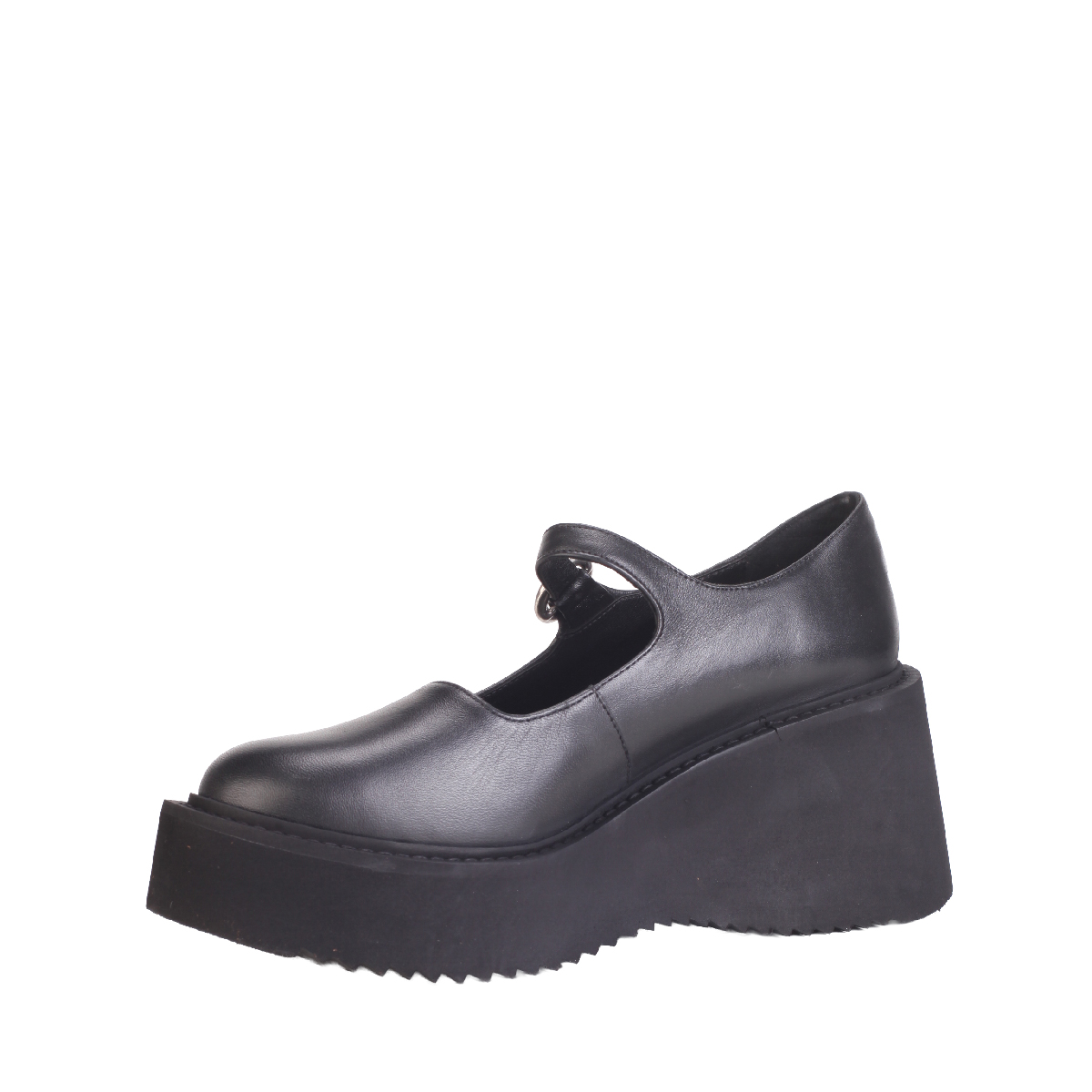 Nicole Saldaña Nina black pump woman