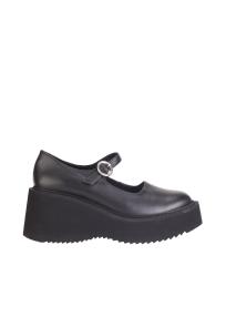 Nicole Saldaña Nina black pump woman